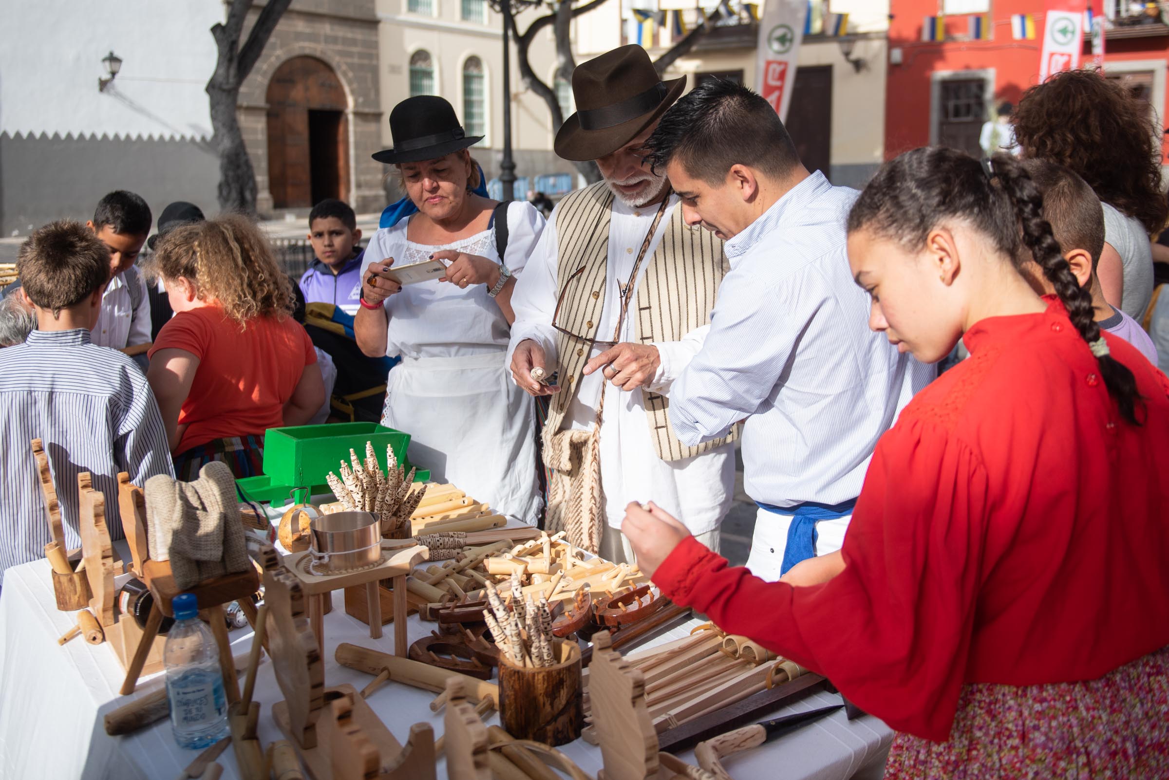 Ochocientos escolares de Gran Canaria disfrutan de artesanía, música y deportes tradicionales por el Día de Canarias