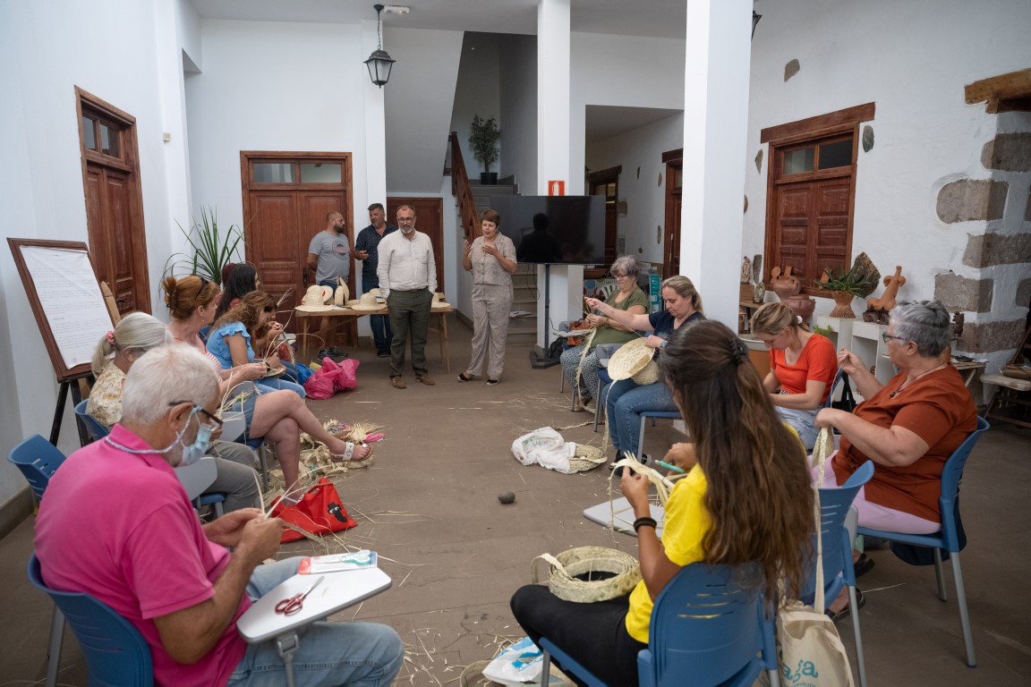 El Cabildo de Gran Canaria recupera, divulga y promociona los oficios artesanos tradicionales con un curso de cestería de palma