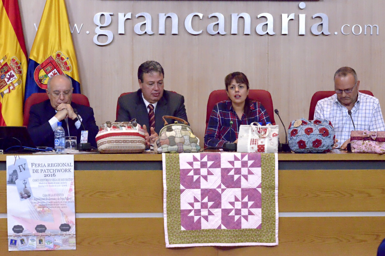 Collares, botones decorados, cajas de pañuelos y flores de fieltro, en la colorida IV Feria Regional de Pachtwork en San Mateo