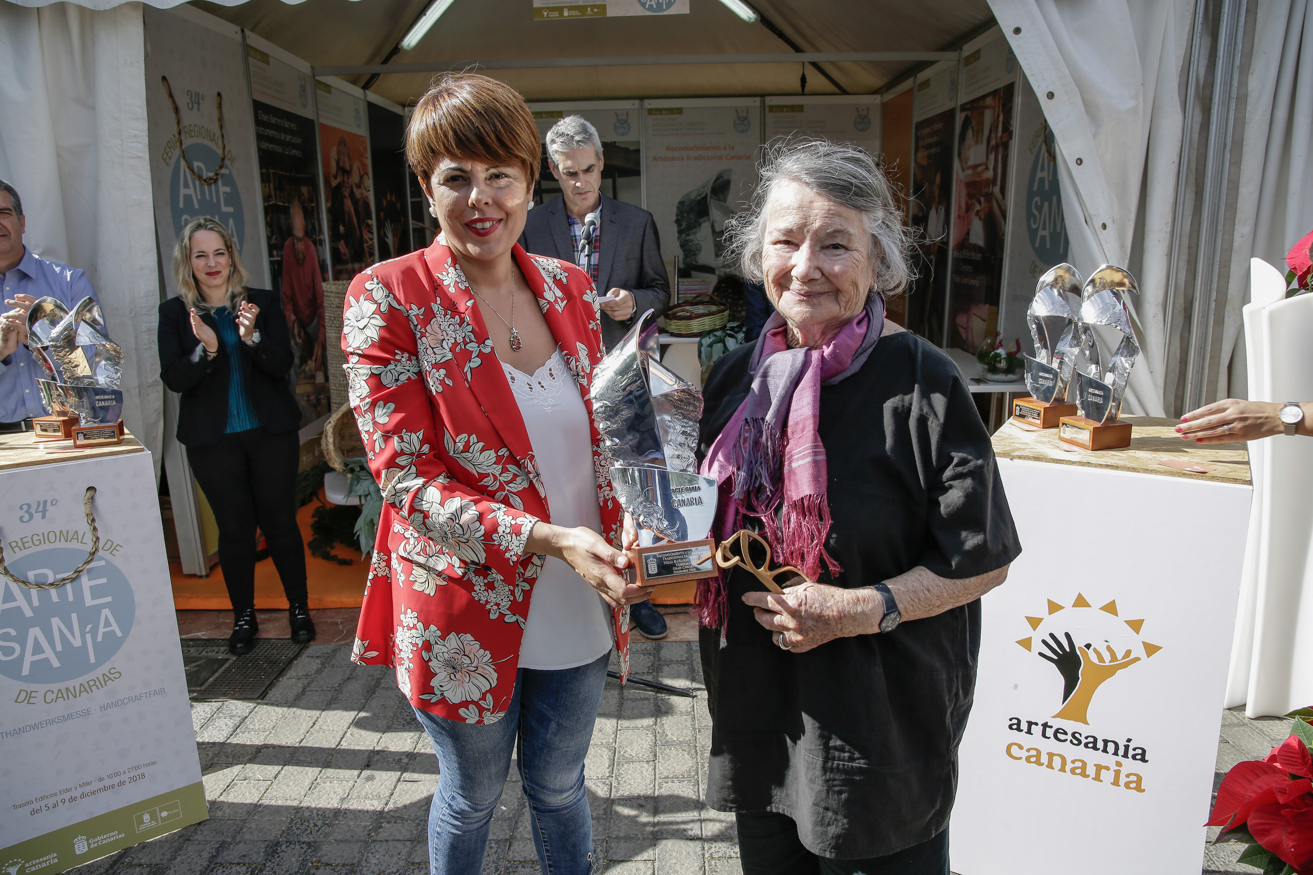 La tejedora grancanaria Nilia Bañares recibe un reconocimiento regional por mantener vivos los oficios tradicionales