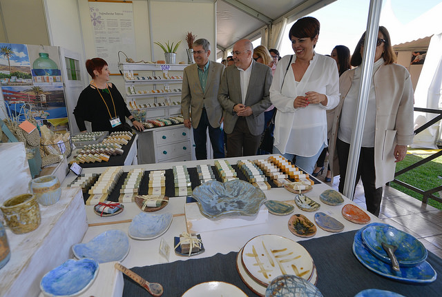  Cerámica, artículos de marroquinería, telas decoradas y joyería llenan de color y arte la 7ª Feria de Artesanía del Sur