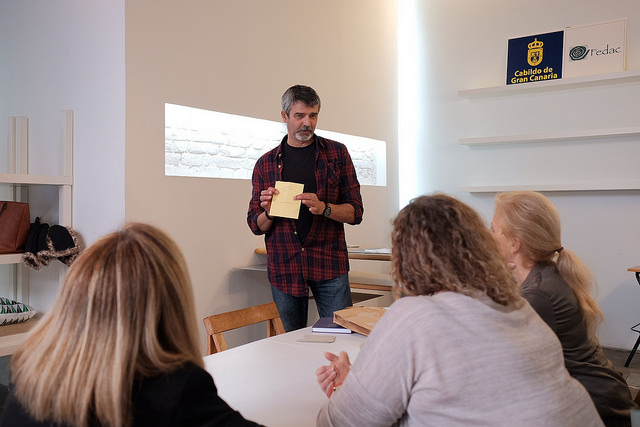 Zapatos, bolsos y fundas de cuchillos nacen del cuero y las manos expertas del artesano marroquinero en un curso del Cabildo