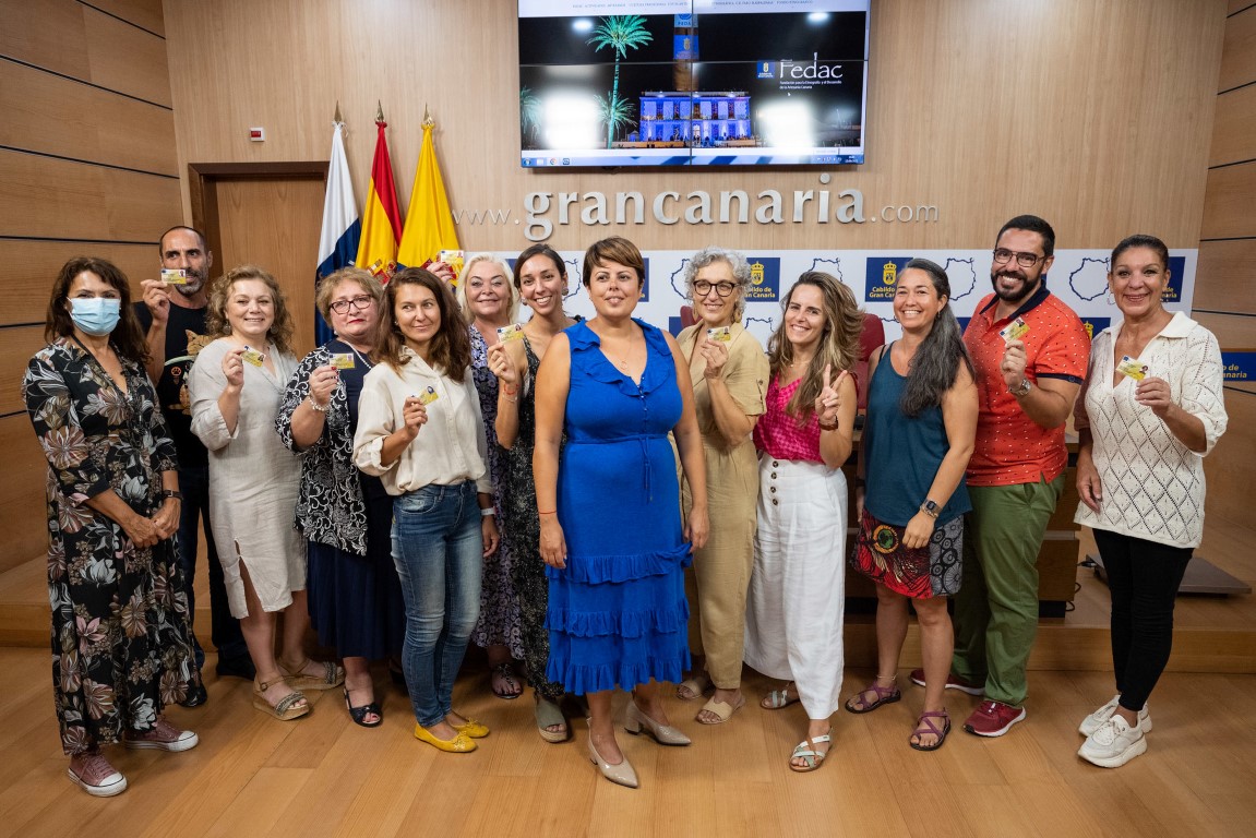 El Cabildo entrega el Carnet de la FEDAC a 18 profesionales de la artesanía y renueva el de otros 9