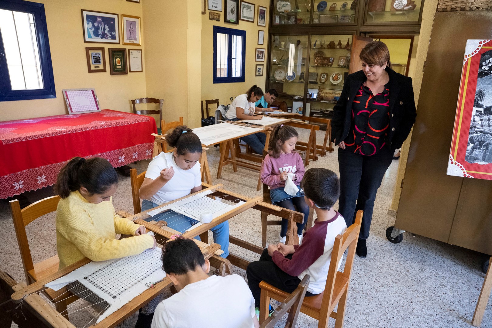 La Fedac financia el programa de cursos de la Asociación de Coros y Danzas de Ingenio para la divulgación de la música, el baile y el calado