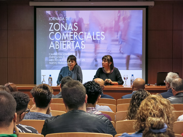 Empresarios de las zonas comerciales abiertas debaten sobre las nuevas tendencias y hábitos de compra