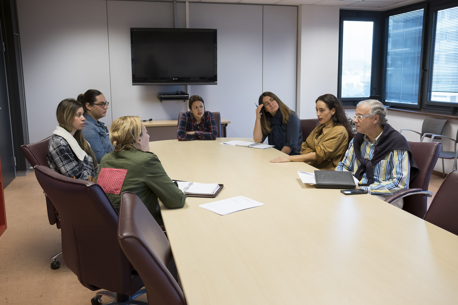 El Cabildo entrevista a los cinco alumnos de diseño que realizarán sus prácticas con marcas de Moda Cálida