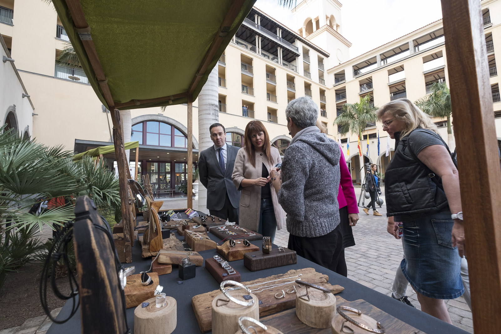 Joyas de conchas, cintos de piel y figuras con tenedores atrapan a los clientes de Lopesan en dos mercados artesanales del Cabildo