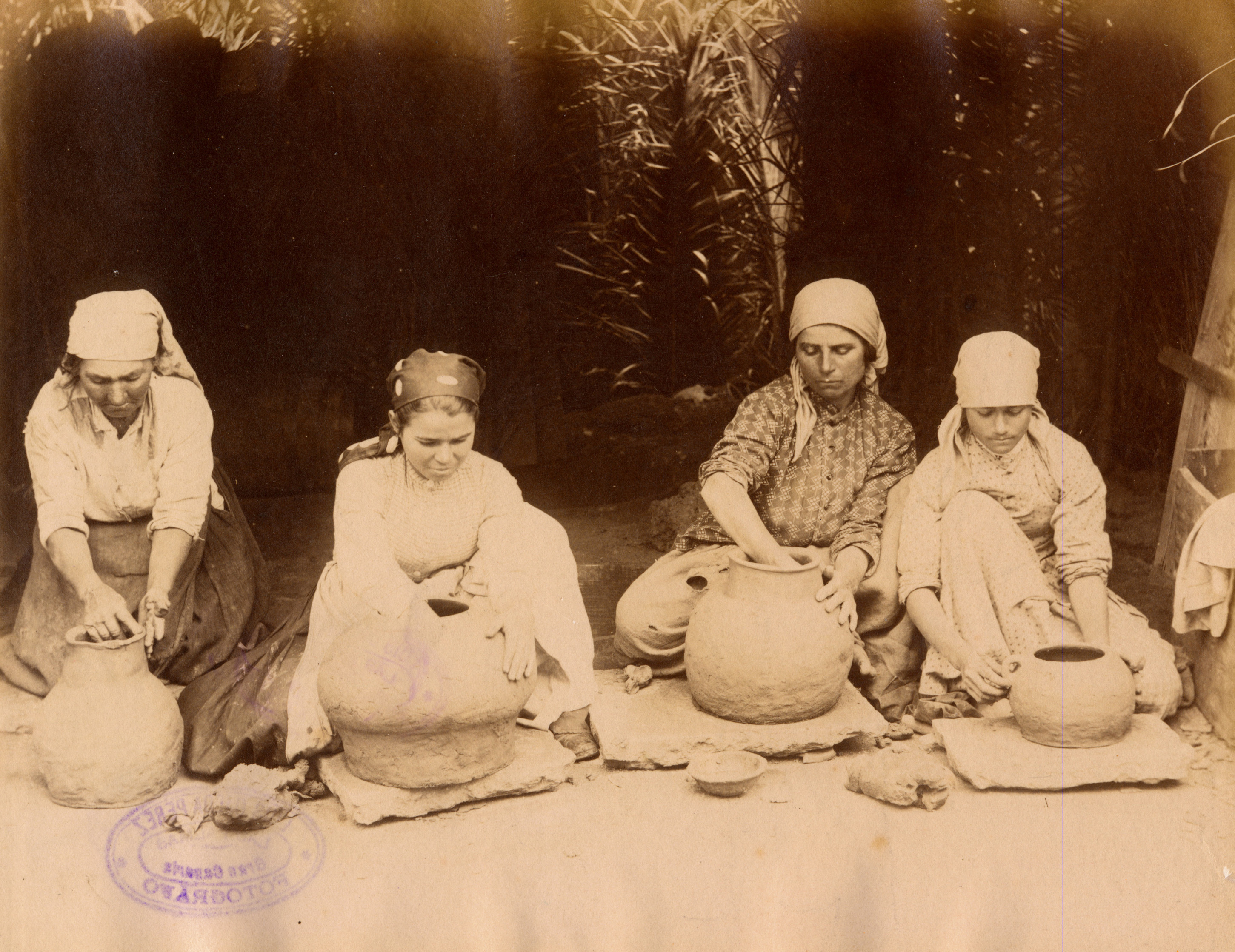 El trabajo callado e invisible de la mujer en la cultura tradicional de Gran Canaria, a la luz en las fotos históricas del Cabildo