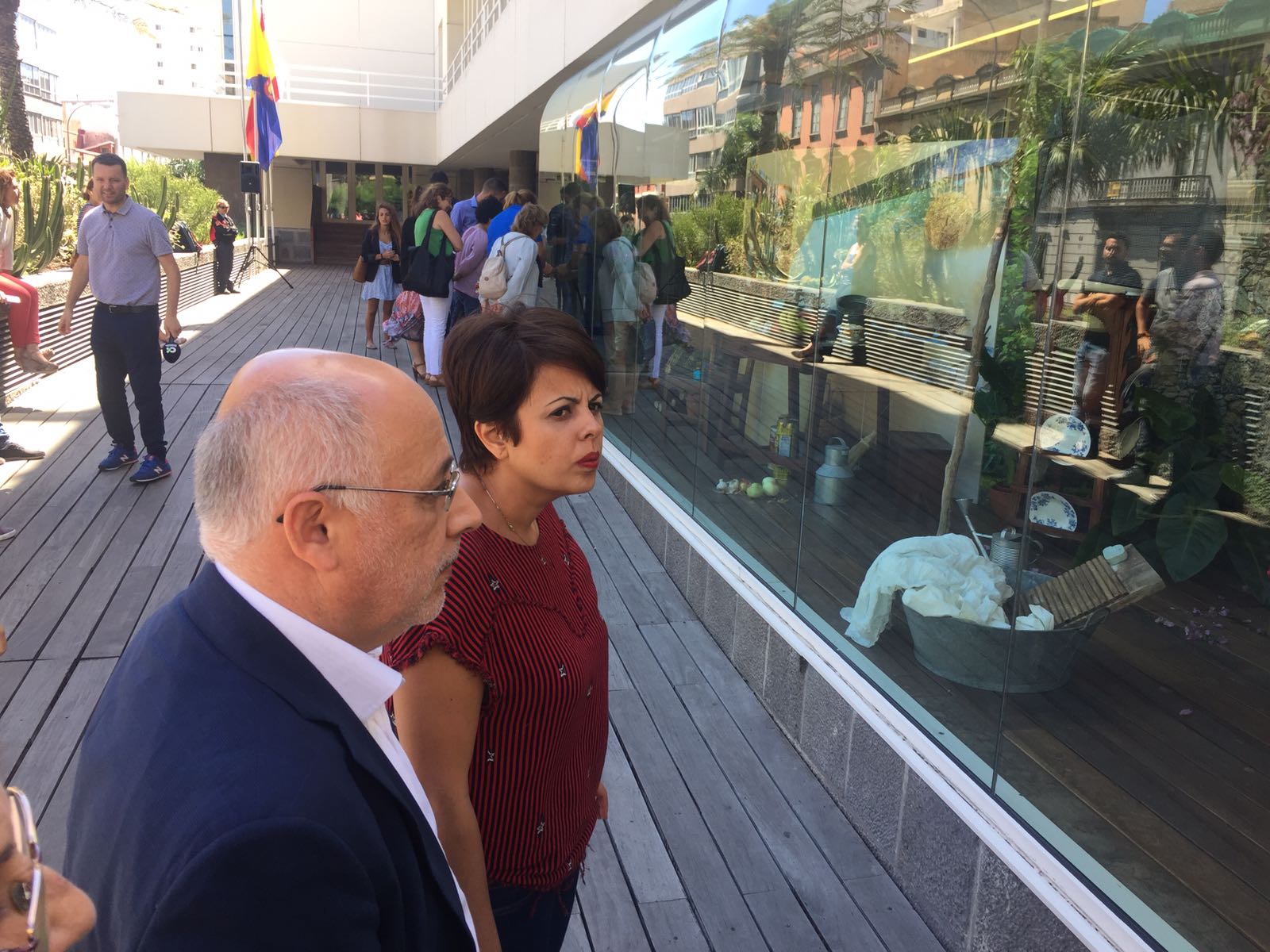 Regaderas, palmatorias y colchas caladas, entre antiguos objetos rurales que muestra el Cabildo en su vitrina para deleite del público