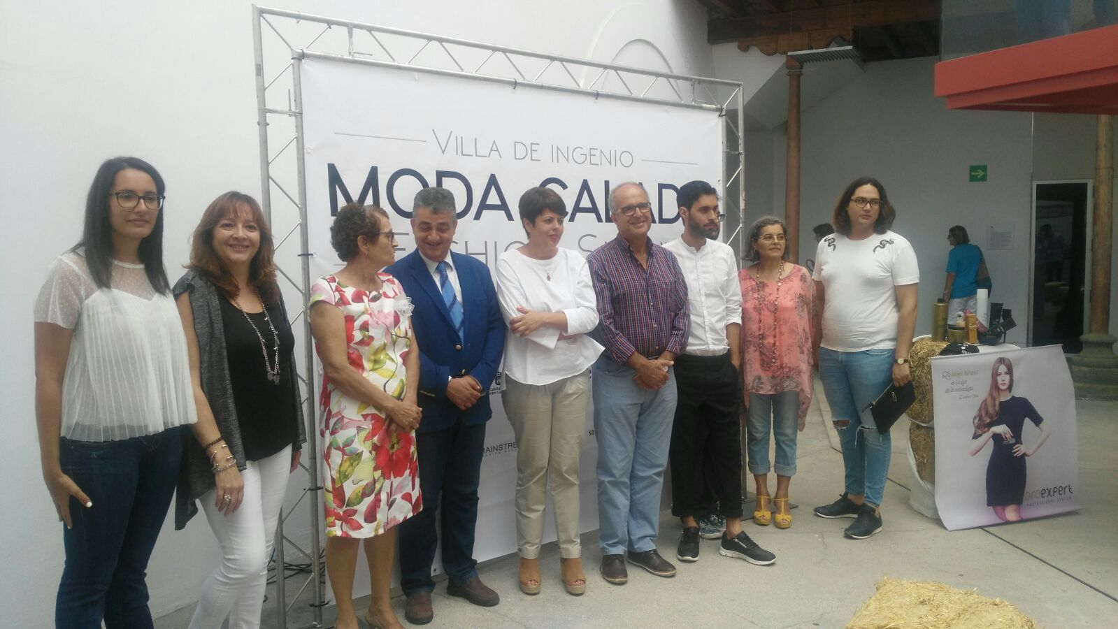 Vestidos de novia y primera comunión, complementos y bordados decorativos embellecen la Pasarela de Moda Calada