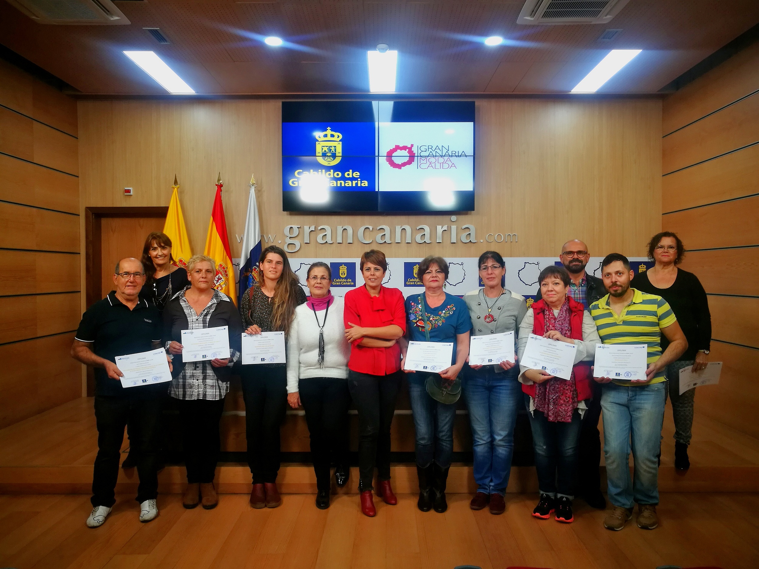 El Cabildo especializa a medio centenar de artesanos para fomentar la innovación y la comercialización de los productos