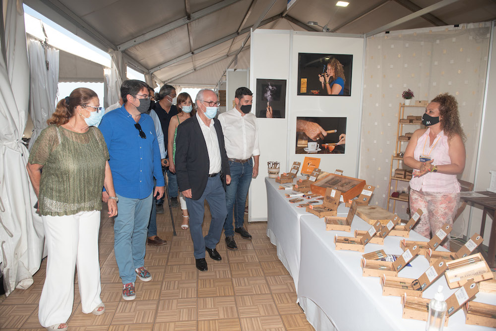 El Cabildo de Gran Canaria inaugura la Feria de Artesanía del Faro de Maspalomas, la primera que se realiza en la Isla desde enero