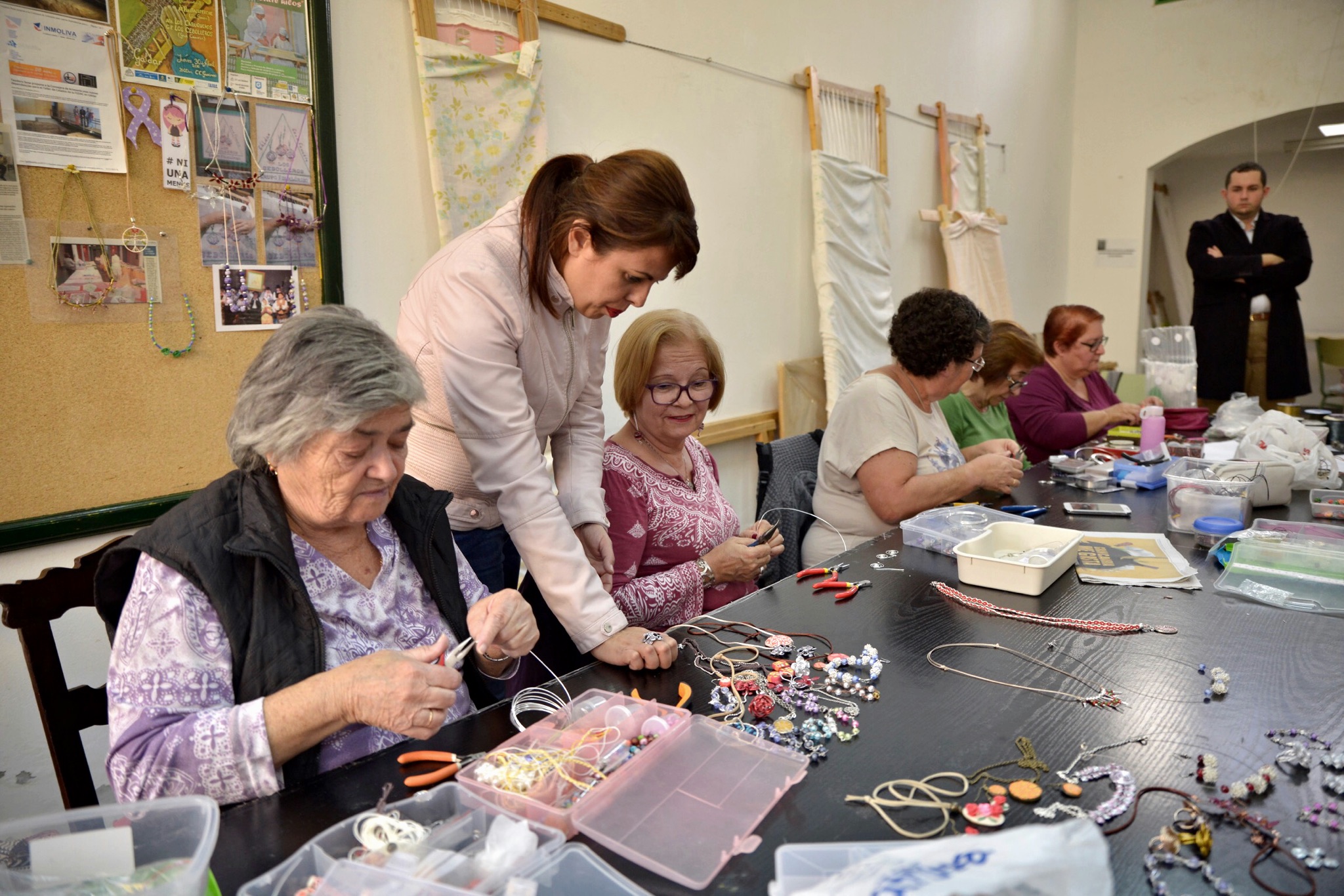 Camafeos, pulseras y collares, entre las joyas artesanas realizadas por los doce alumnos de un curso del Cabildo