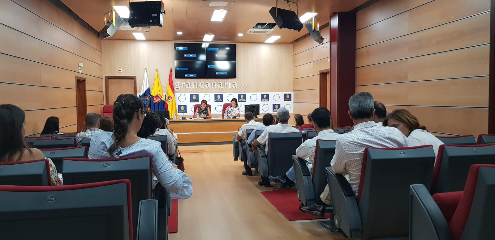 El Cabildo y los ayuntamientos coordinan el desarrollo del plan de modernización de zonas comerciales abiertas de Gran Canaria