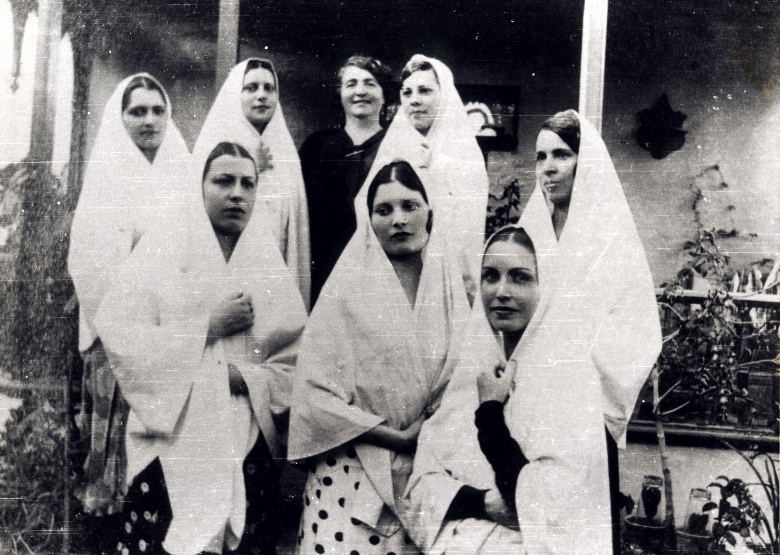 La procesión de Viernes Santo se viste de blanco con la tradicional mantilla canaria que el Cabildo recuerda en estas fechas