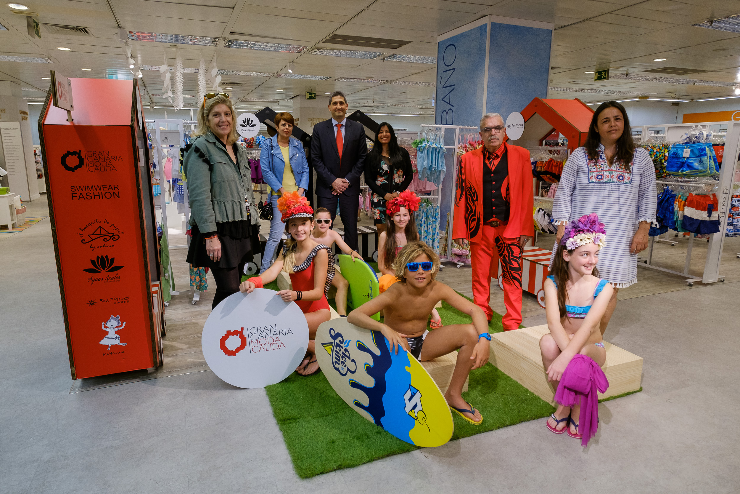 Inspiración caribeña, llamativos estampados y colores vivos, propuestas de Moda Cálida en baño infantil disponibles en El Corte Inglés