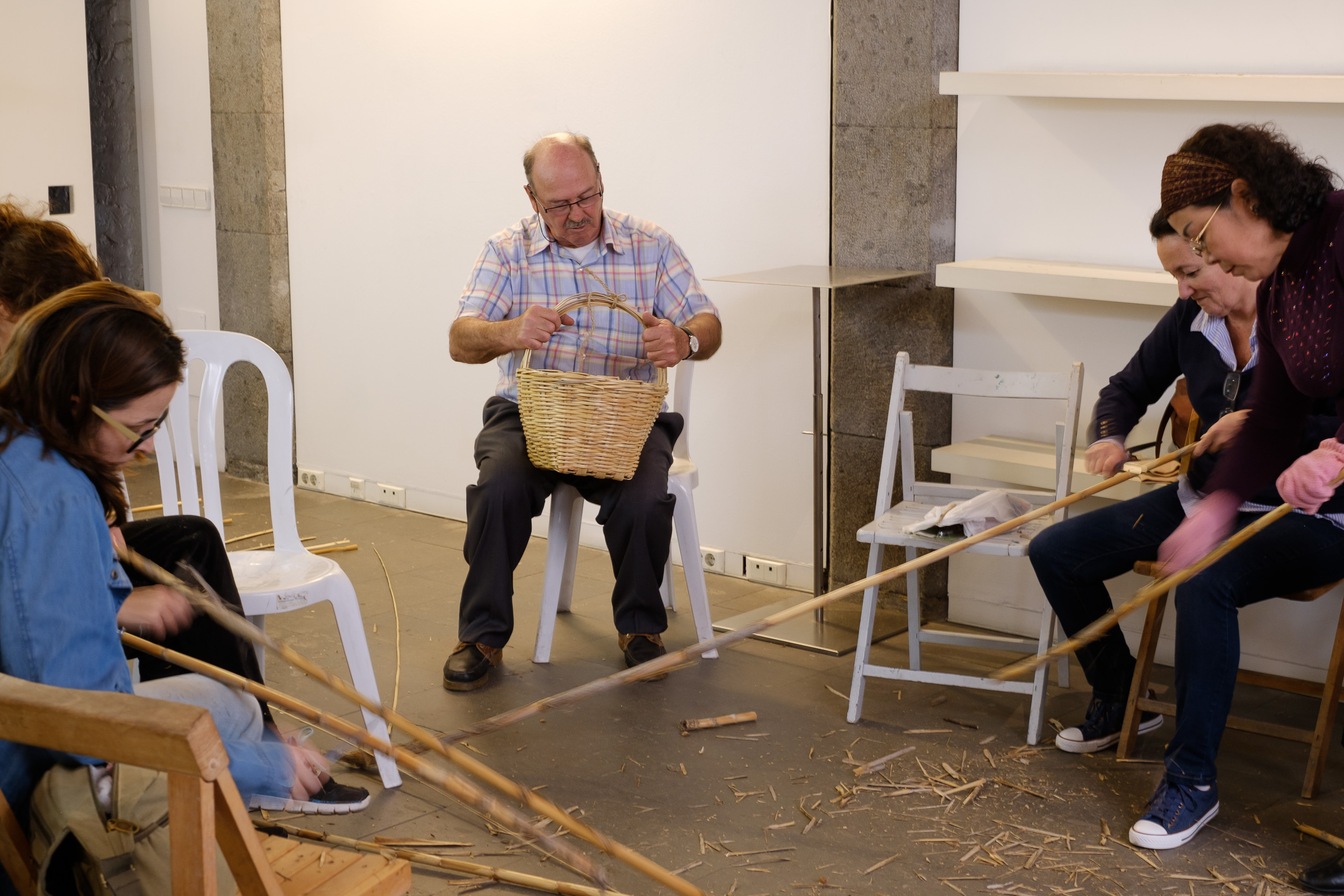 Maña, cariño y paciencia imprimen una treintena de alumnos al aprendizaje del arte de la cestería desde hoy en el Cabildo