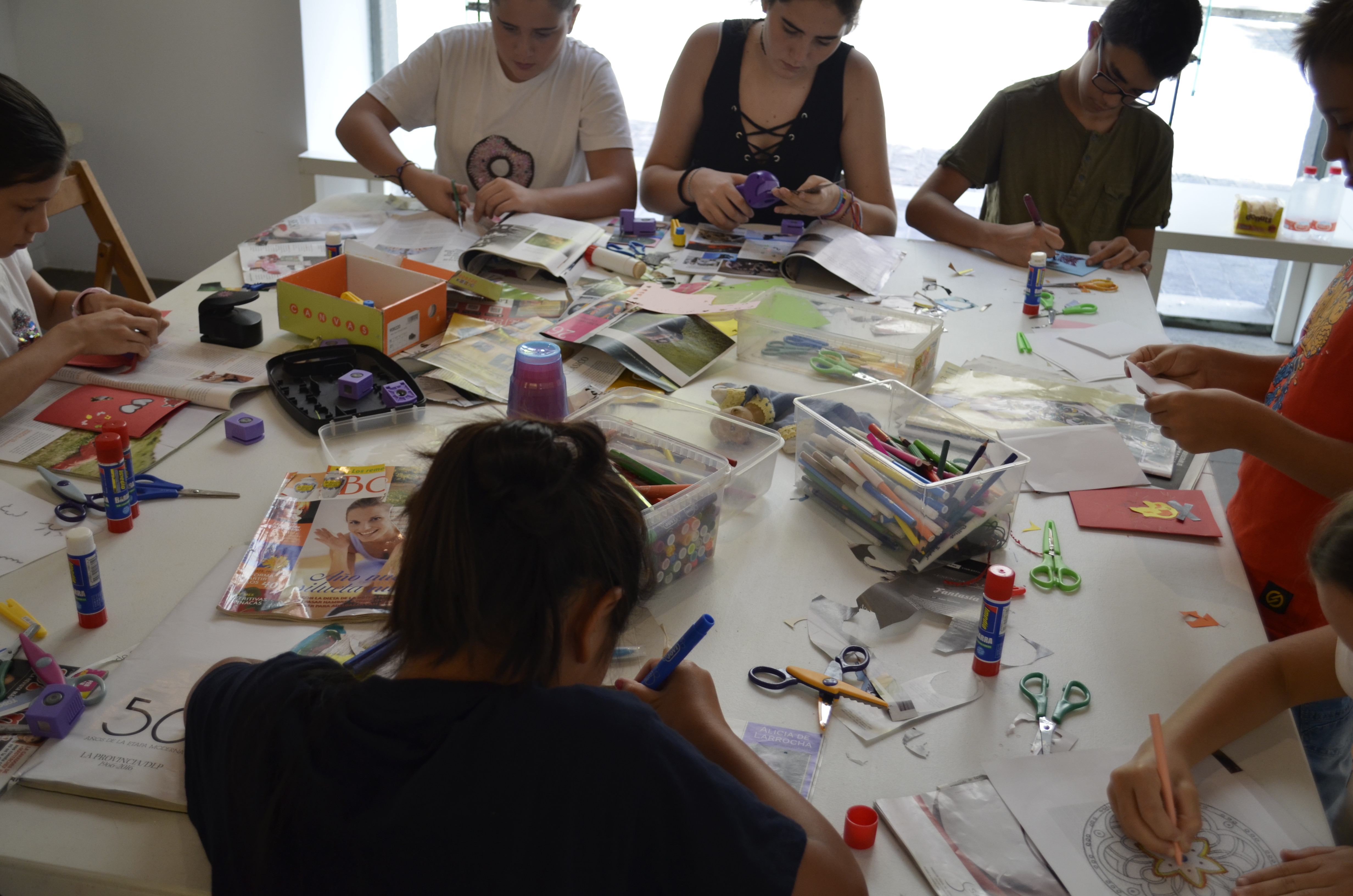 Marionetas, alfarería y joyas hechas a mano llenarán el verano de los más pequeños con los talleres artesanos del Cabildo