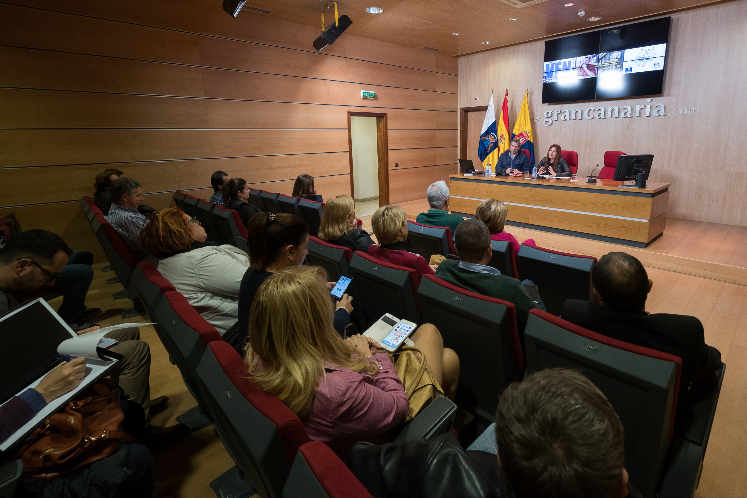  El Cabildo invita a la ciudadanía a combinar ocio y compras en las zonas comerciales abiertas